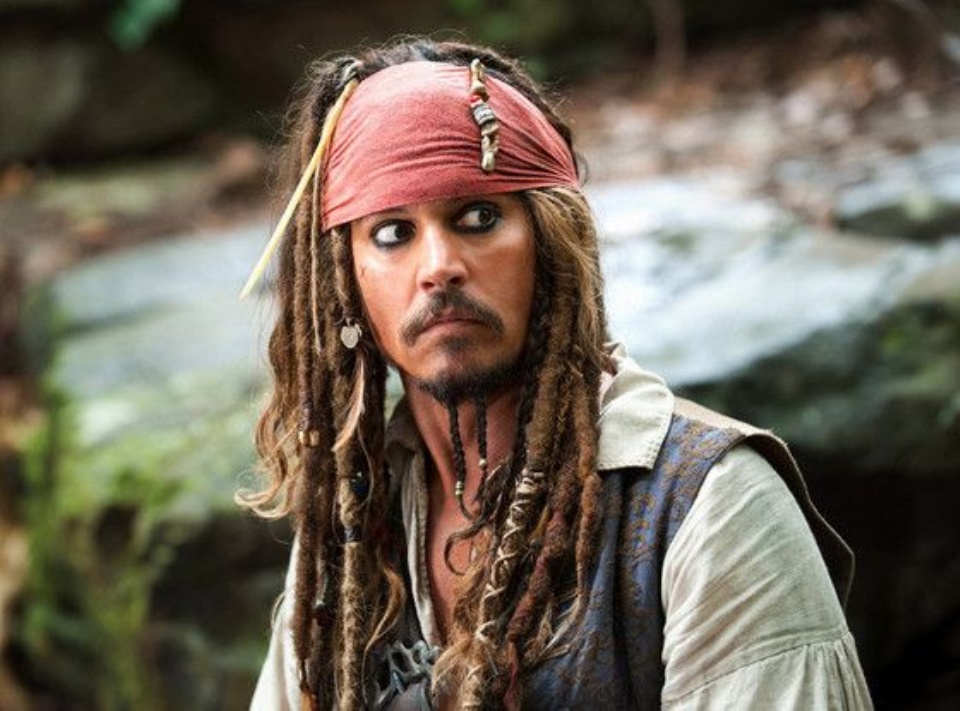 Johnny Depp visita hospital vestido de Jack Sparrow