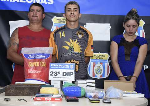 Trio é preso com drogas e objetos roubados escondidos dentro de fábrica em Manaus