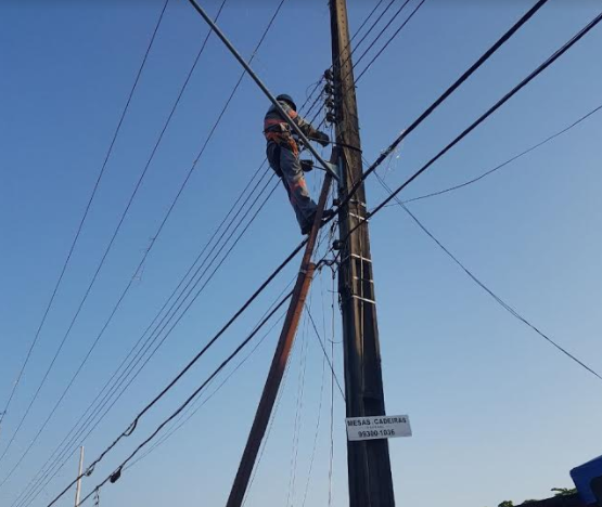 20 'gatos de energia' são flagrados durante operação na Comunidade 'Sapolândia' em Manaus