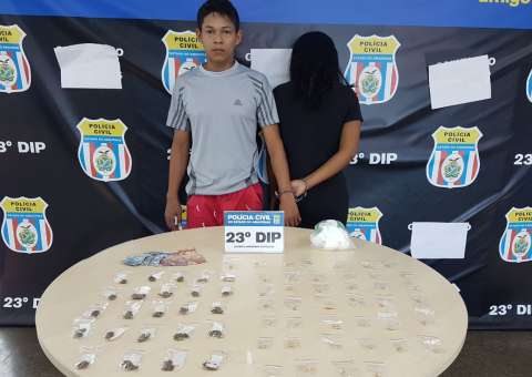 Namorados são detidos em flagrantes com trouxinhas de drogas prontas para venda em Manaus