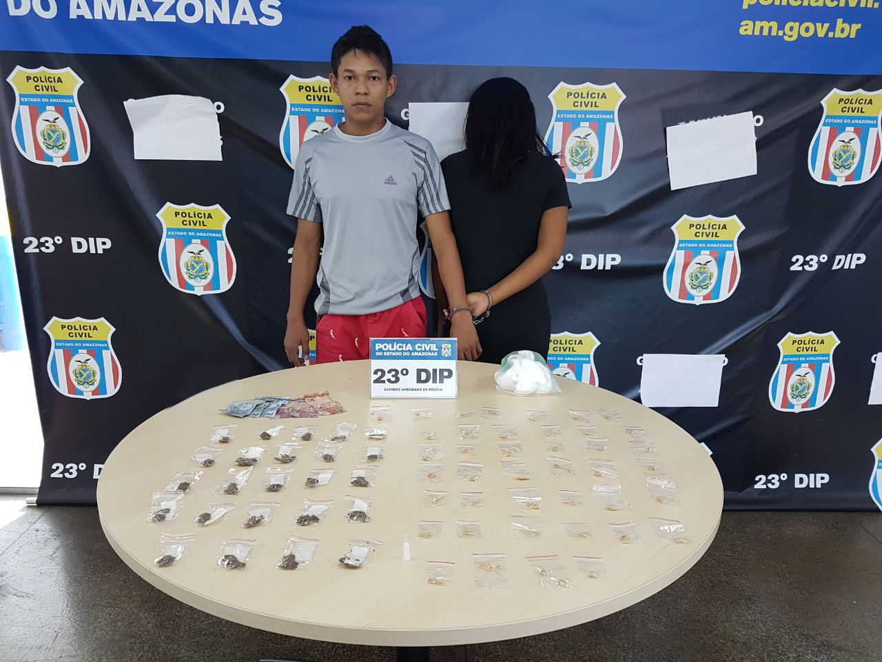 Namorados são detidos em flagrantes com trouxinhas de drogas prontas para venda em Manaus
