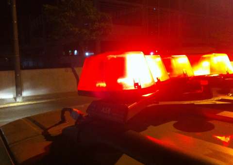 Bandidos roubam carro, são perseguidos e trocam tiro com a polícia em avenida de Manaus