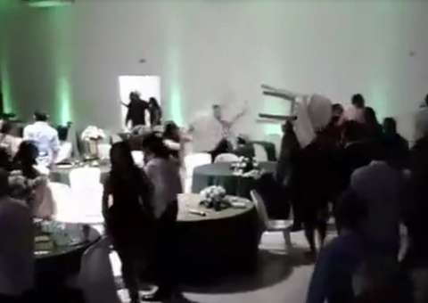 Vídeo mostra confusão, após buffet servir 'miojo' em formatura 