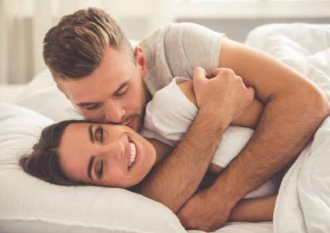 Ficar agarradinho com seu amor melhora a relação, reduz ansiedade e faz bem a saúde