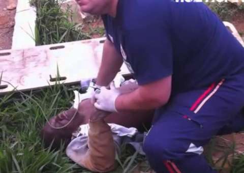 Homem enterrado vivo sai da cova e mulher se choca ao ver no cemitério