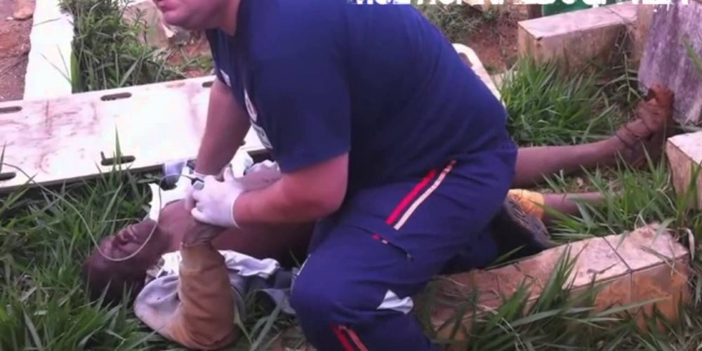 Homem enterrado vivo sai da cova e mulher se choca ao ver no cemitério