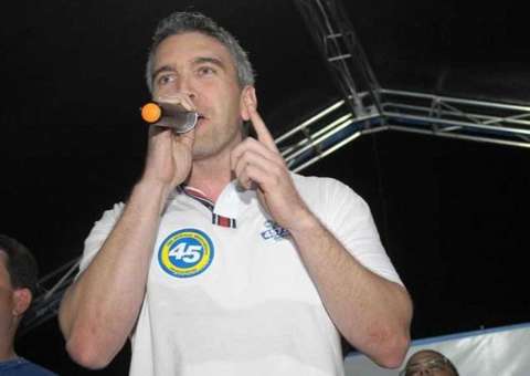 Vereador é condenado a 3 meses de prisão após agredir e obrigar esposa a comer terra