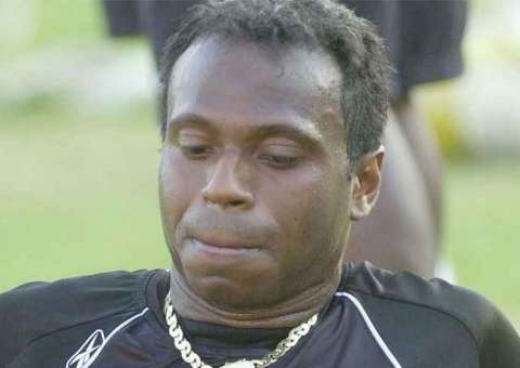 Após ser preso por não pagar pensão, Edilson Capetinha tem bens bloqueados por dívidas trabalhistas