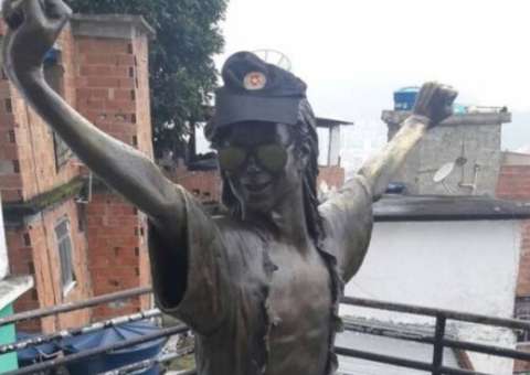 Agora, a estátua de Michael Jackson com boné da PM