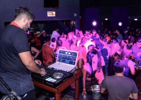 Arena Pub terá festa open bar com sertanejo ao vivo nesta sexta 