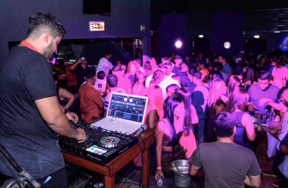 Arena Pub terá festa open bar com sertanejo ao vivo nesta sexta 