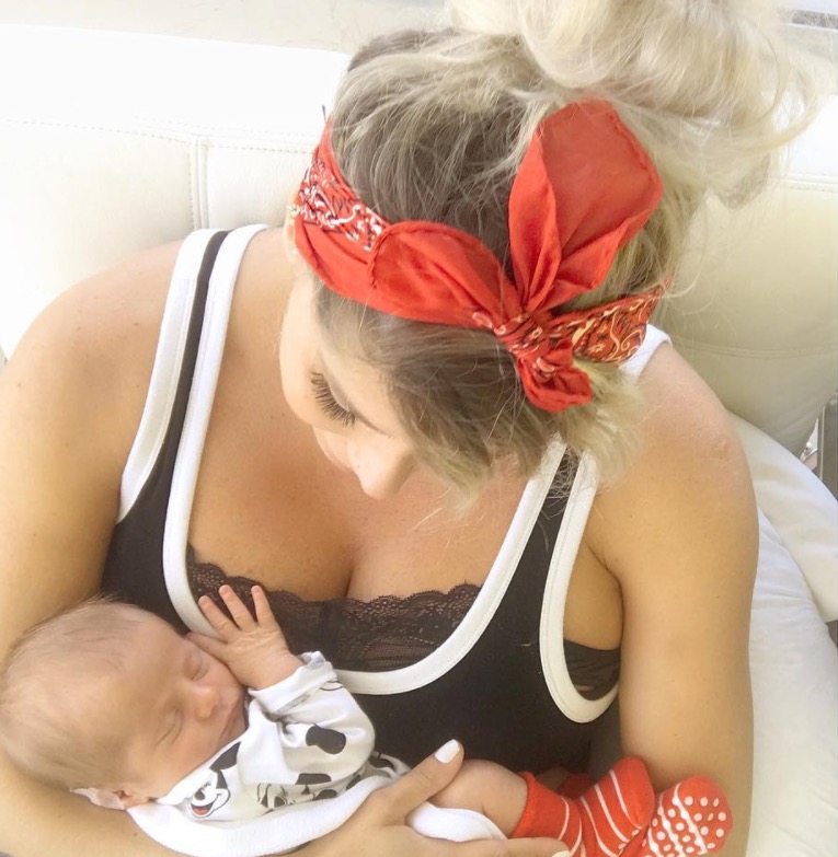 Karina Bacchi mostra novas fotos do filho e se derrete