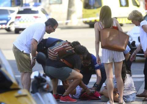 Médico brasileiro ajudou a cuidar de vítimas de atentado em Barcelona