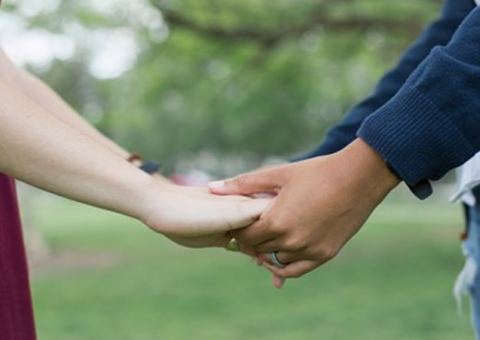 Irmãs engatam namoro sério ao se reencontrarem e revelam motivo em carta aberta