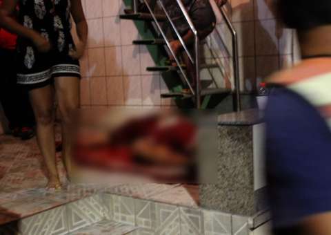 Homem é atingido com vários tiros enquanto lanchava em Manaus