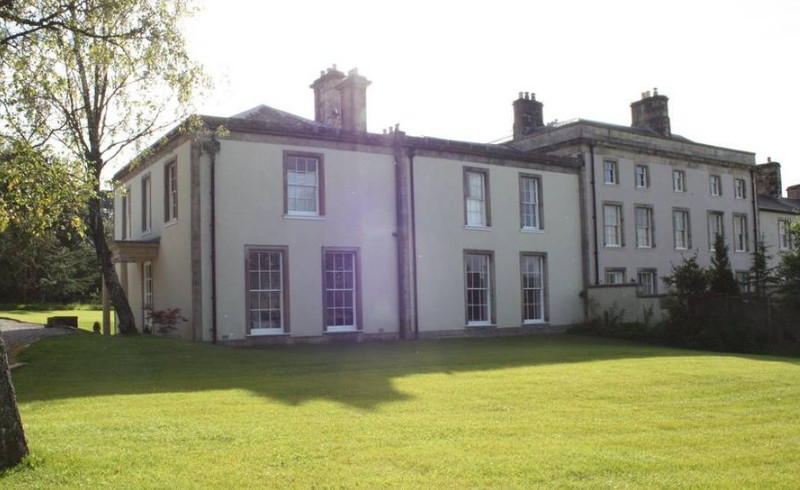 Mulher ganha mansão de R$ 3,4 milhões em rifa que pagou apenas R$ 8 reais