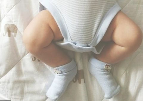 Mulher troca fralda do filho e pernas ficam fraturadas 