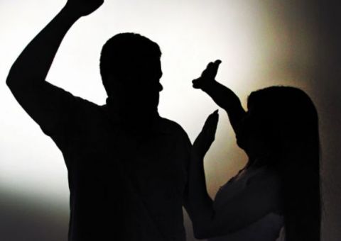 Por ciúmes, homem espanca esposa com socos e chutes em Manaus