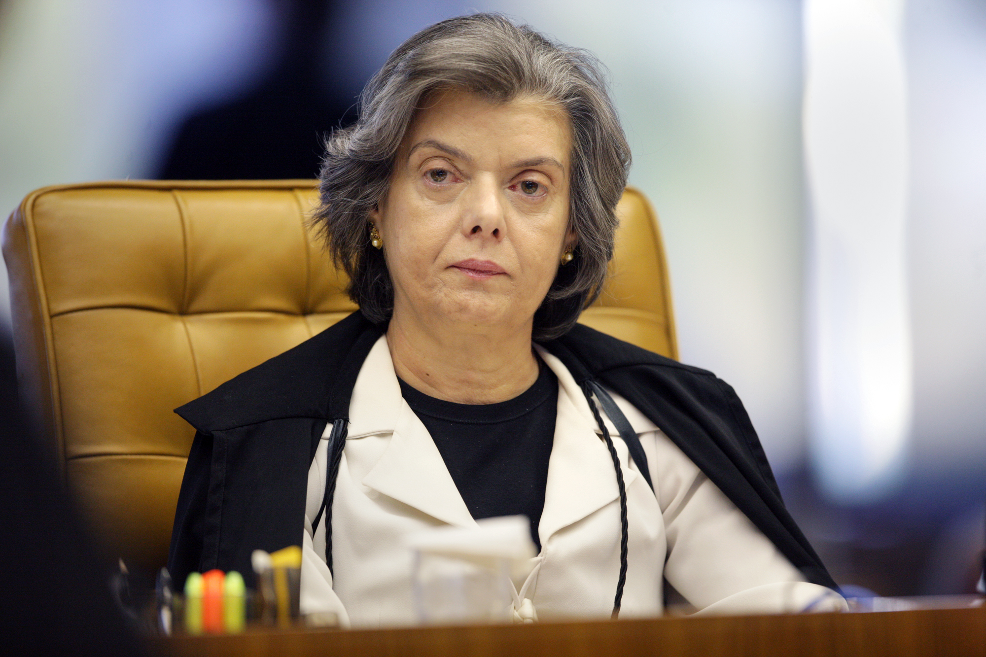 Cármen Lúcia cobra folhas de tribunais para CNJ apurar descumprimento do teto salarial
