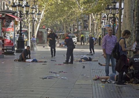 Polícia recua e afirma que suspeito de atentado em Barcelona está foragido