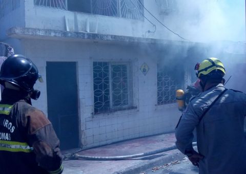 Em Manaus, homem é suspeito de incendiar casa e tentar matar ex-mulher e filha de 2 anos