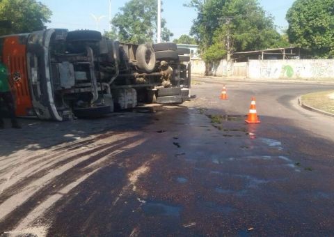 Caminhão tomba e derrama óleo em rotatória de Manaus