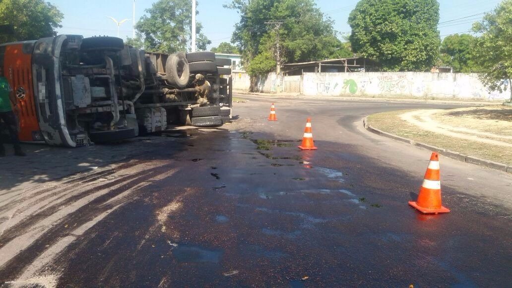 Caminhão tomba e derrama óleo em rotatória de Manaus
