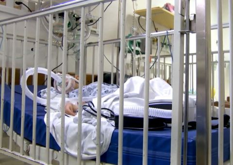 Criança de 4 anos é internada às pressas após tomar soda cáustica dada pela própria mãe