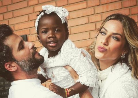  Bruno Gagliasso e Giovanna Ewbank mostram fotos do batizado de Titi