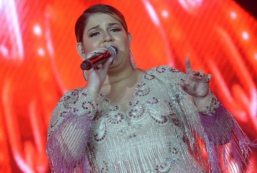 Marília Mendonça faz piada e fala sobre fim de noivado durante show
