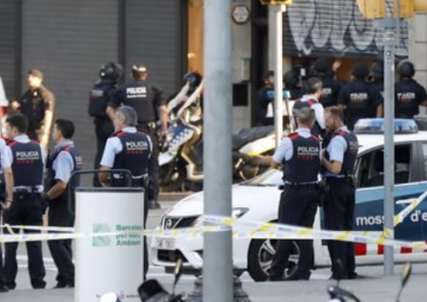 Polícia espanhola continua busca por terrorista foragido após atentados