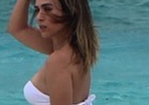 Em foto rara de biquíni, Tatá Werneck surpreende com corpão: 'escondendo o jogo né?'