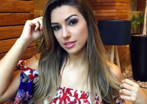Vivian Amorim choca ao mostrar corpo após comilança e fãs perguntam segredo de ex-BBB