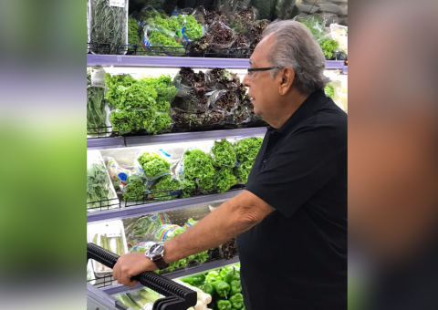 Amazonino é flagrado comprando verduras para caldeirada