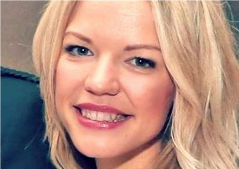 Professora é flagrada em hotel com aluno que divulga fotos sensuais 