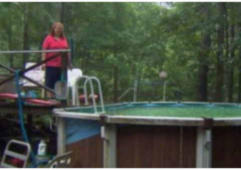 Mulher fica presa em piscina e usa Facebook para pedir ajuda