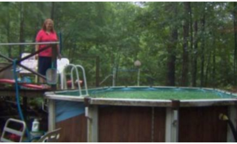 Mulher fica presa em piscina e usa Facebook para pedir ajuda