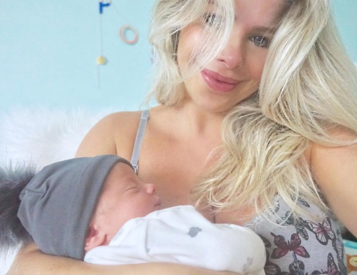 Karina Bacchi posta foto recém-nascida e impressiona com semelhança com filho