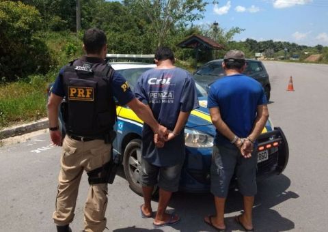 Pai e filho são presos acusados de dirigir alcoolizado e subornar policiais na BR 174