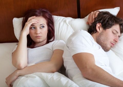 Por que algumas pessoas falam enquanto estão dormindo?