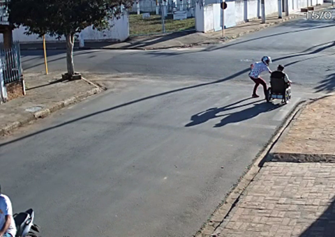 Cadeirante é assaltado no meio da rua por dupla em motocicleta e imagem choca a todos