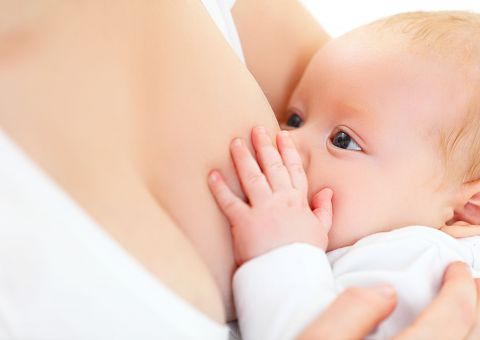 Açúcar do leite materno protege bebês contra infecções, dizem cientistas