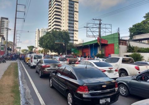 Manifestação de trabalhadores da Construção Civil gera caos no trânsito na av. Mário Ipiranga