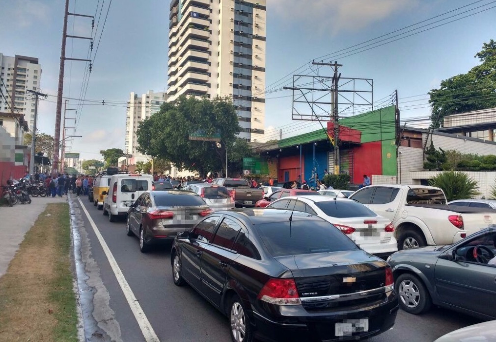 Manifestação de trabalhadores da Construção Civil gera caos no trânsito na av. Mário Ipiranga
