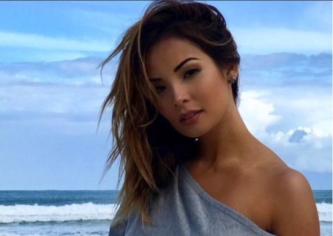 Recém-separada, Carol Nakamura é flagrada em clima de intimidade com músico