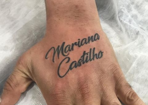 Homem tatua nome de Mariana Castilho e levanta rumores de affair