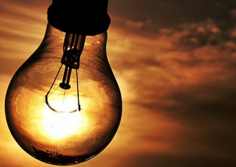 Ministro diz que conta de luz pode ficar mais barata com venda da Eletrobras 