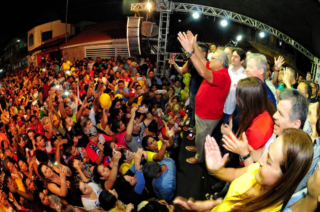 Em noite chuvosa, Amazonino arrasta multidão na Compensa