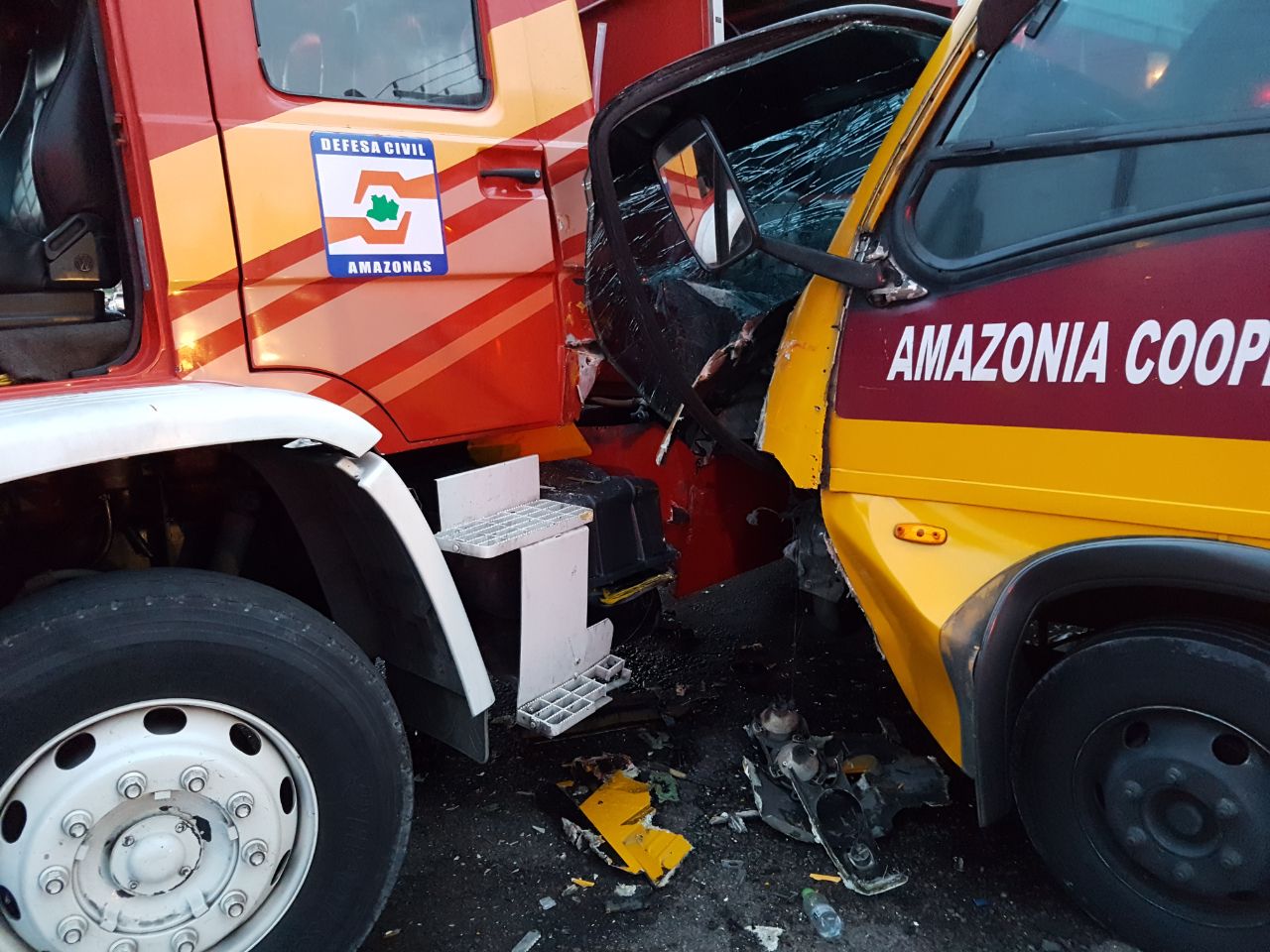 Acidente entre microônibus e viatura do Corpo de Bombeiros deixa 9 feridos em avenida de Manaus