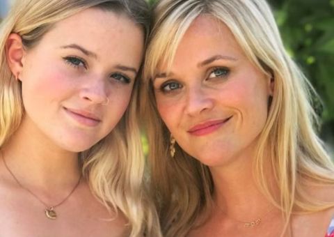 Filha de estrela de Hollywood Reese Witherspoon trabalha como atendente em pizzaria